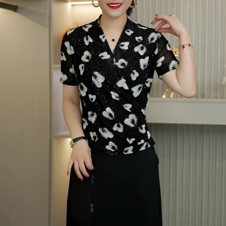 2025新款时尚洋气气质交叉设计V领上衣百搭遮肉显瘦爱心小衫