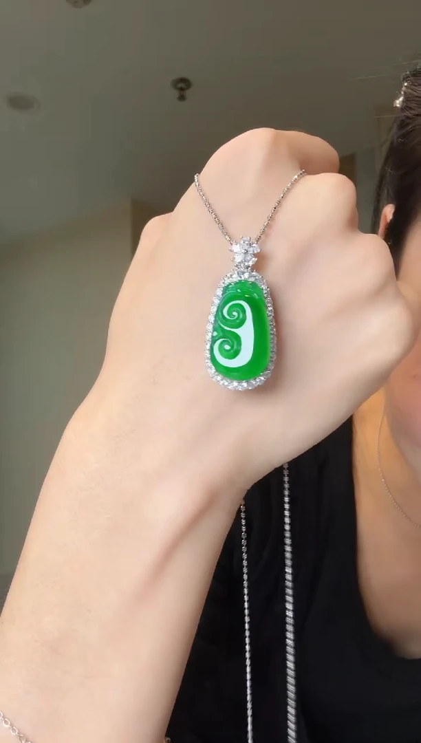 【闪购商品】翡翠吊坠(不含链)银S925镶嵌天然翡翠吊坠