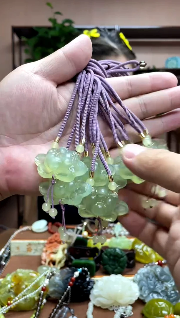 未镶嵌岫玉吊坠多样性发货发其中之一