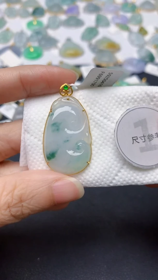 翡翠18K金镶嵌颈饰天然缅甸A货翡翠