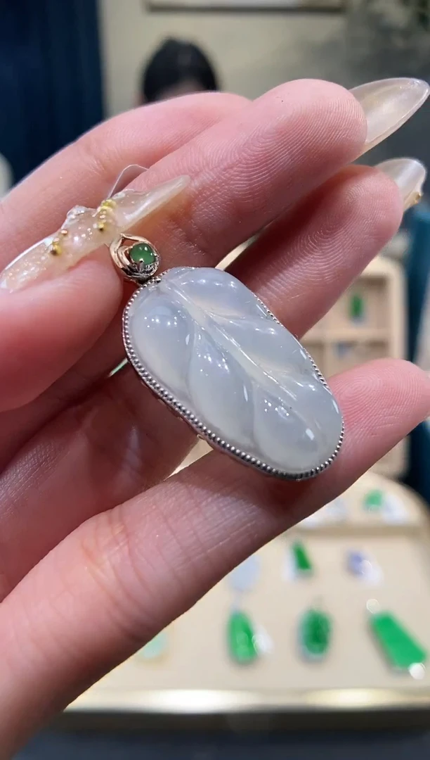 【闪购商品】翡翠吊坠(不含链)18K金镶嵌叶子
