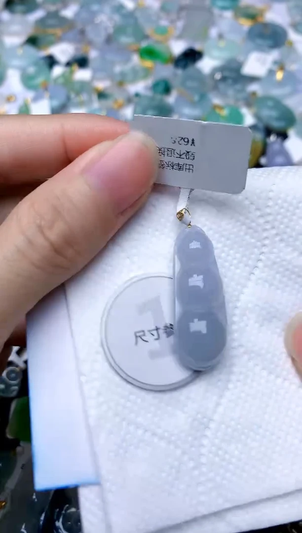 颈饰18K金镶嵌翡翠天然A货翡翠