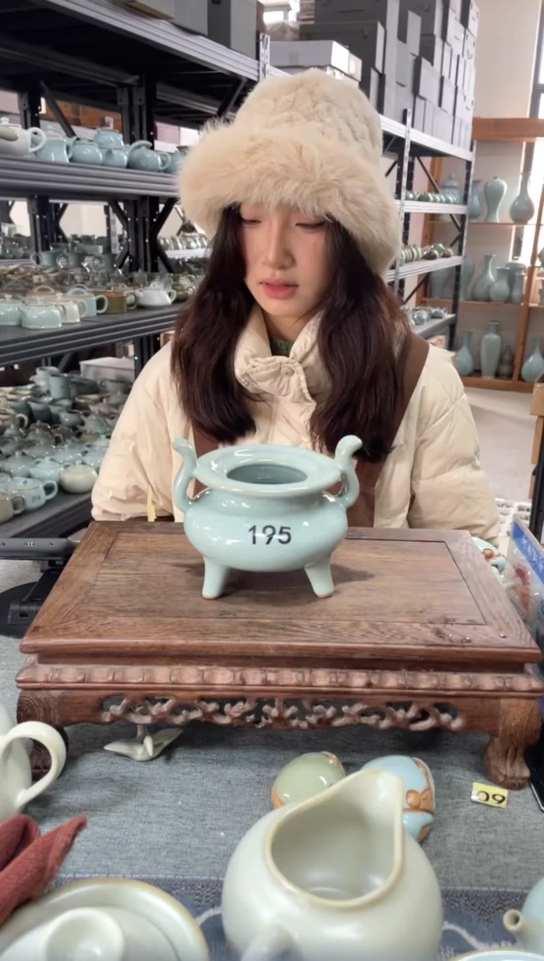 【闪购商品】瓷片微瑕天青三足香炉。。。