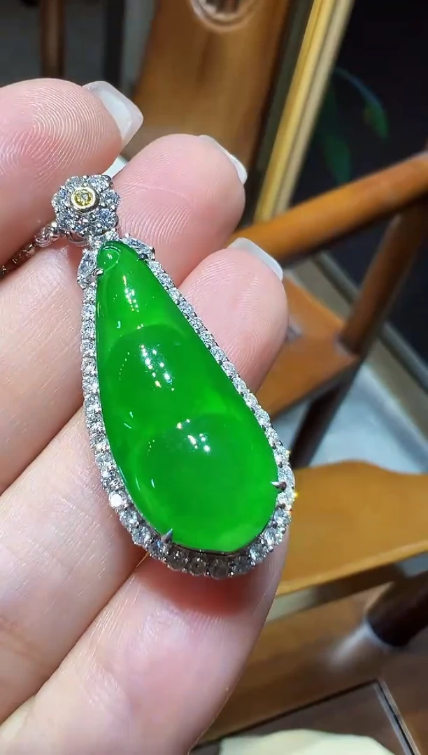 翡翠18K金镶嵌颈饰豆子