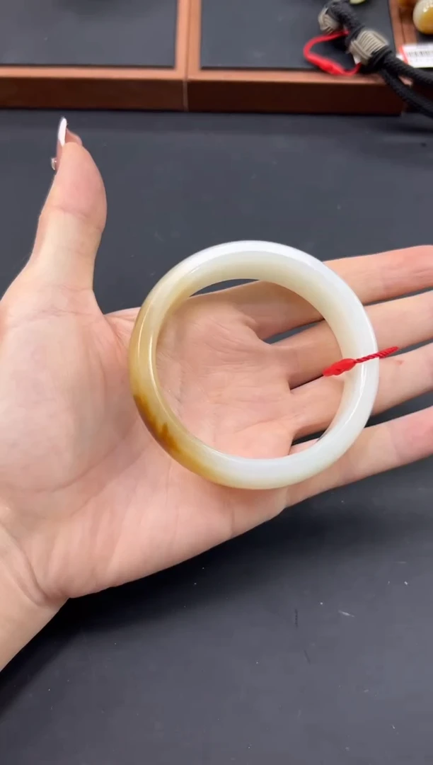 【闪购商品】和田玉手镯未镶嵌且末金山微色差57手镯