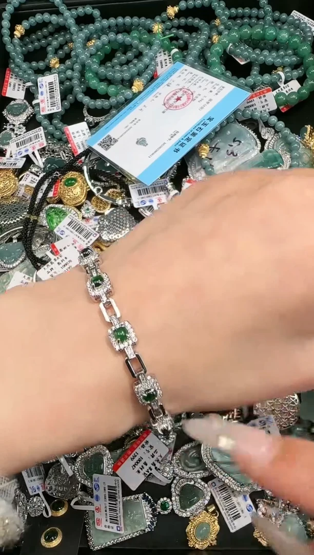 【闪购商品】翡翠吊坠(赠链)未镶嵌天然翡翠A货