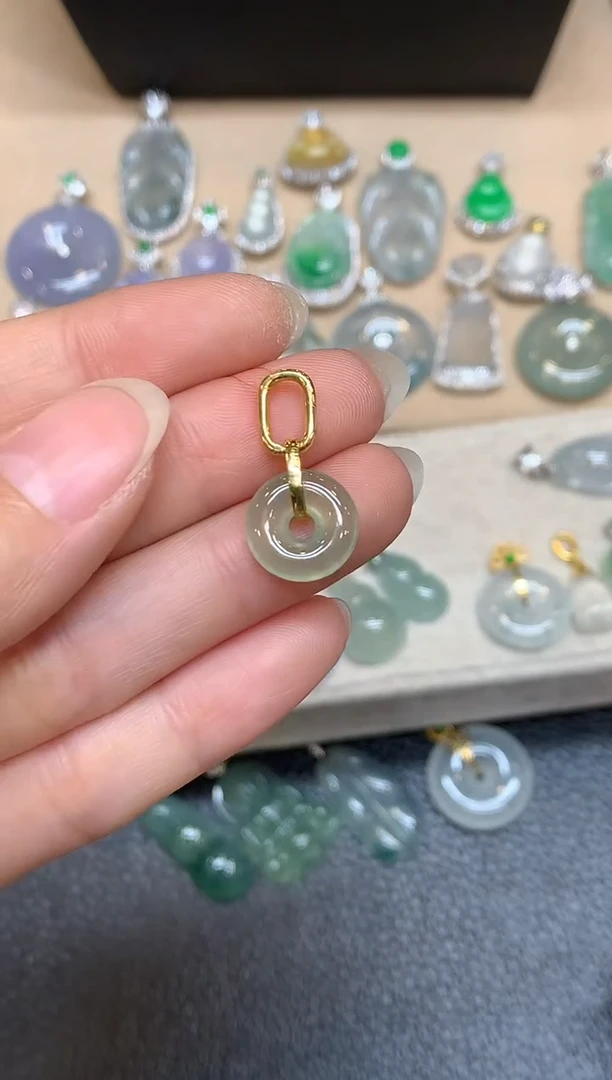 颈饰18K金镶嵌翡翠平安扣【无服务费