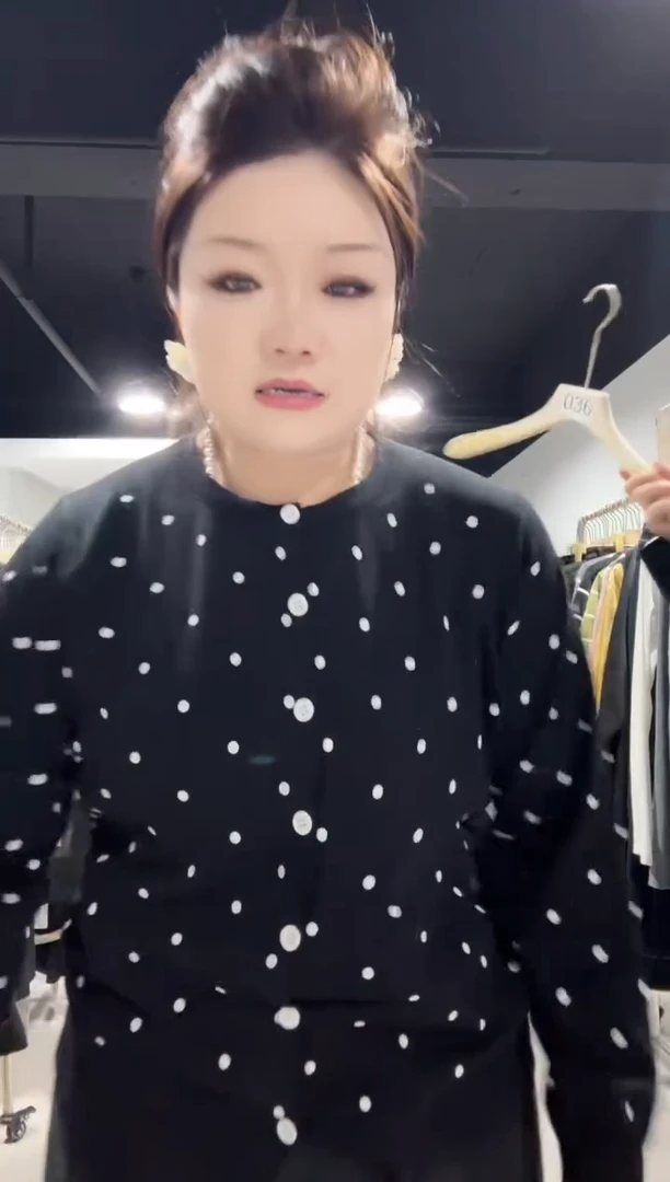 036-波点上衣······