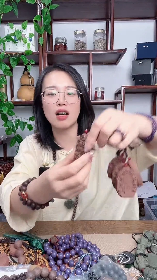 泥塑奶檀龙涎的佛牌