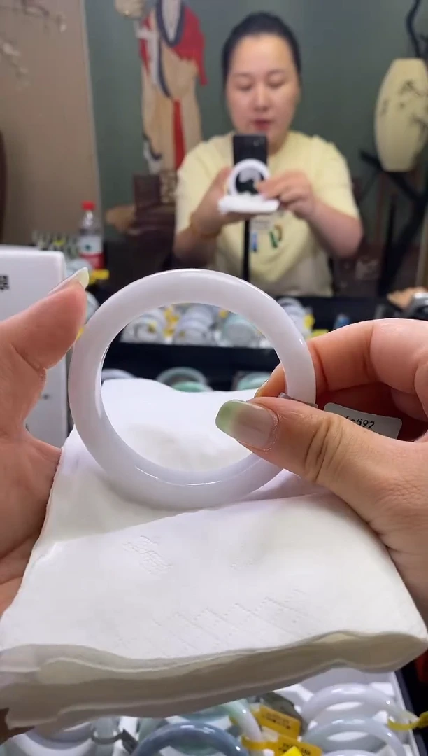 翡翠手镯未镶嵌5960圈口d