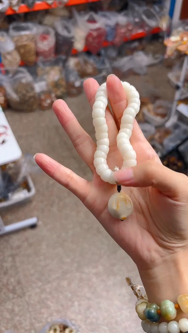 吊坠菩提根/象牙果白色大肠  馒头兔