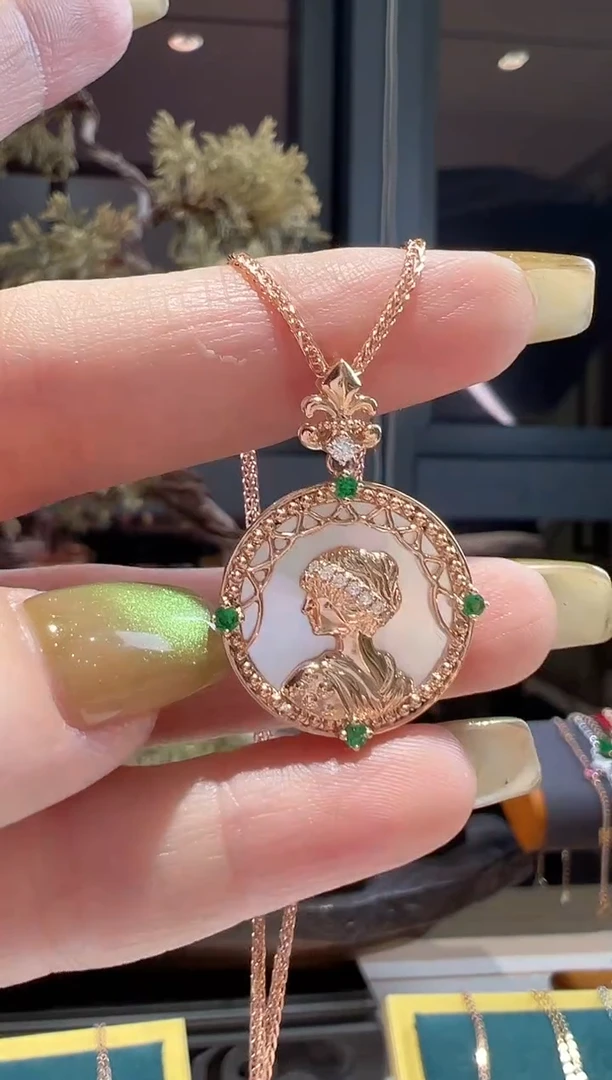 18K金镶嵌吊坠(不含链)石榴石（沙弗莱）沙弗莱女王牌吊坠K红