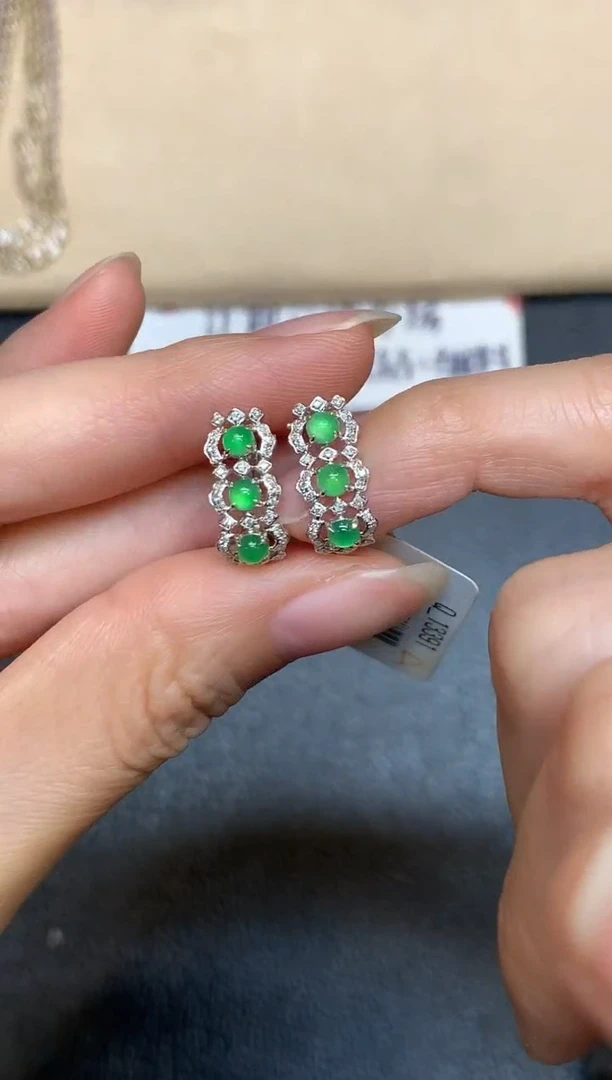 18K金镶嵌翡翠耳饰【无鉴赏期】蛋面【无服务费