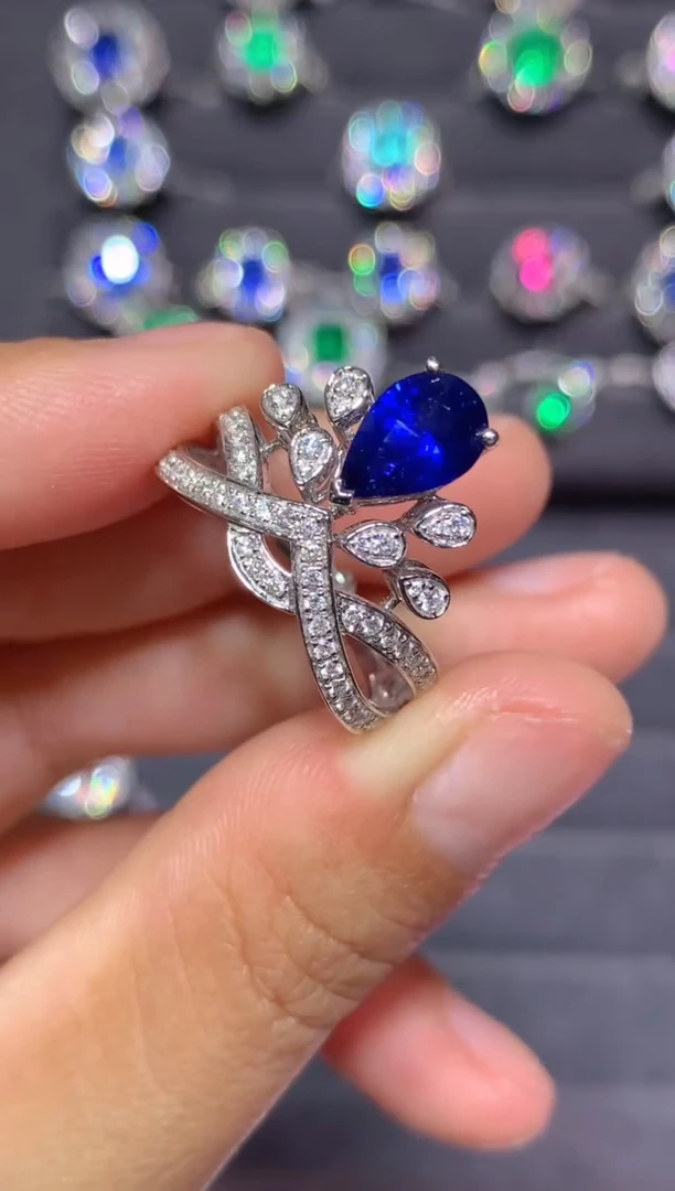 戒指蓝宝石18K金镶嵌1.35CT