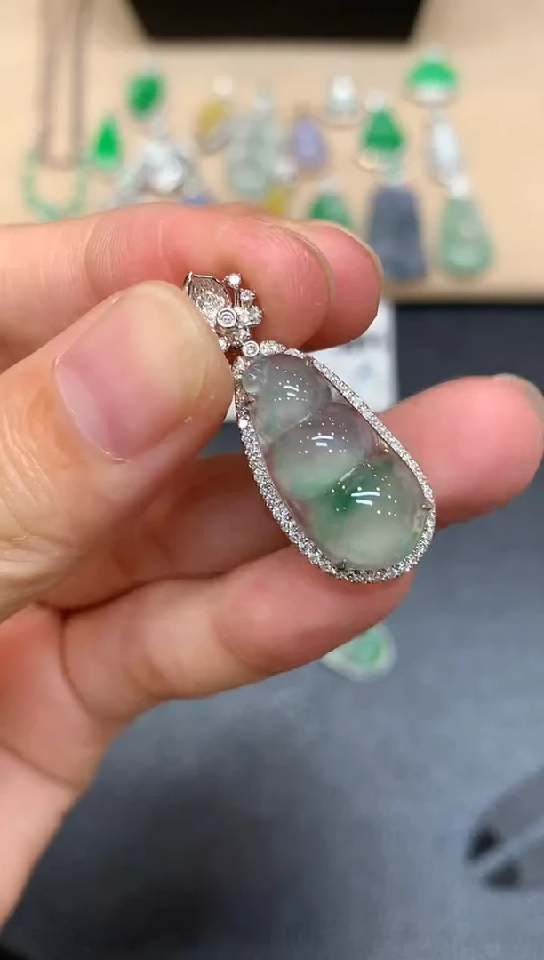 颈饰18K金镶嵌翡翠福豆【无服务费