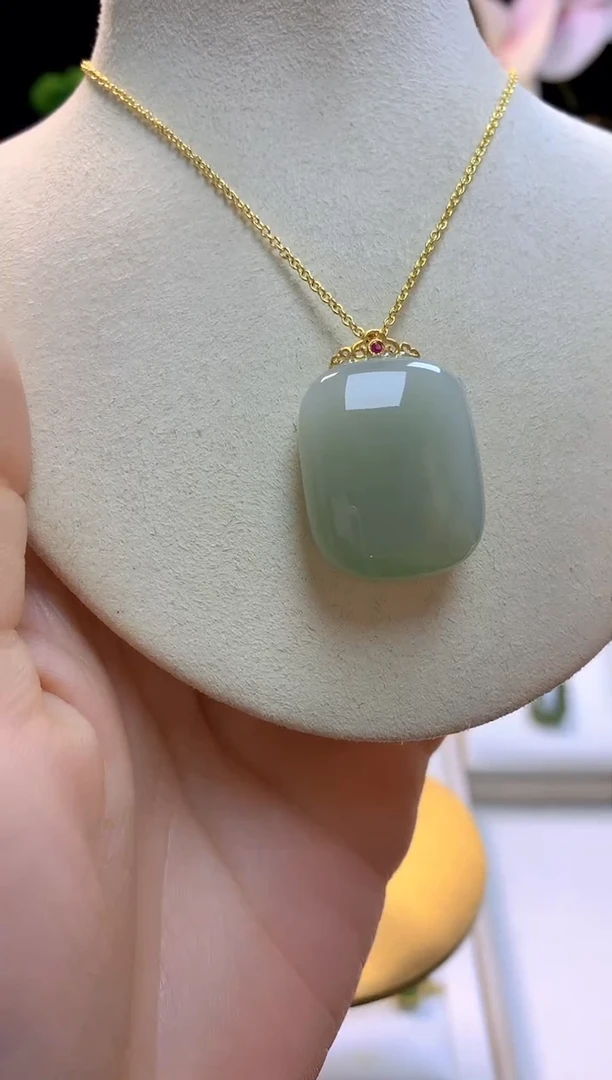 【闪购商品】和田玉吊坠18K金镶嵌面包型无事牌