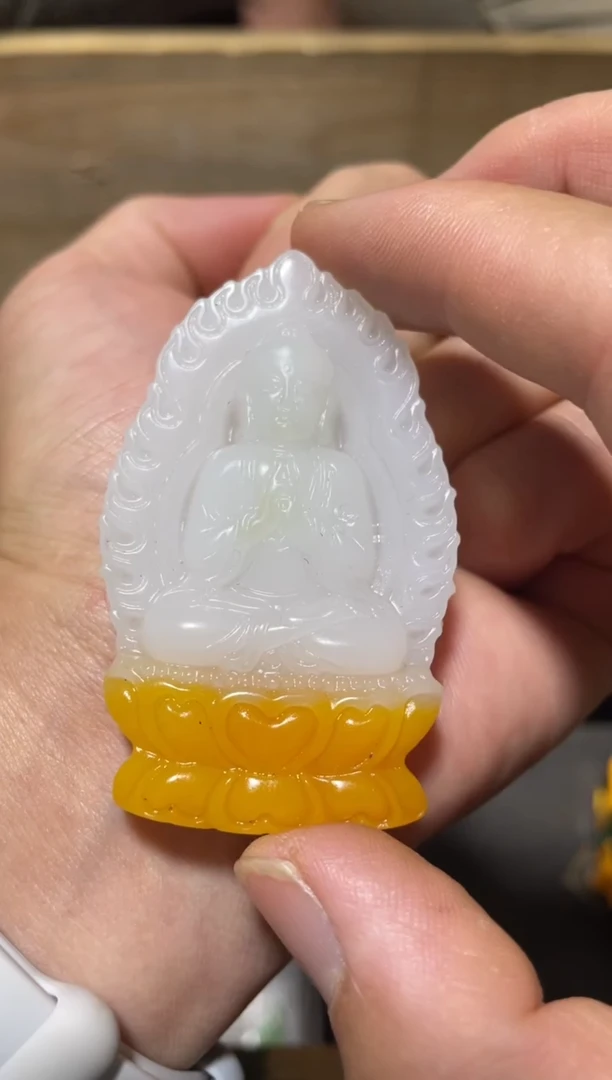和田玉未镶嵌颈饰羊脂白佛光普照观音