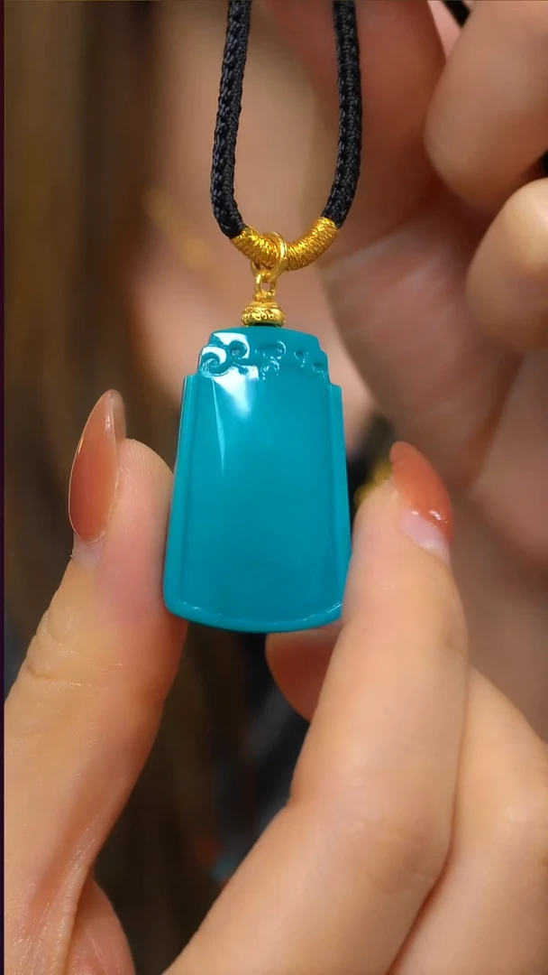 18K金镶嵌绿松石无事牌套链