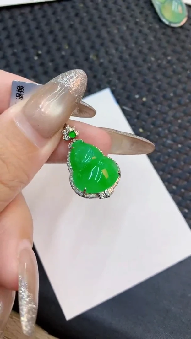 颈饰18K金镶嵌翡翠小*1