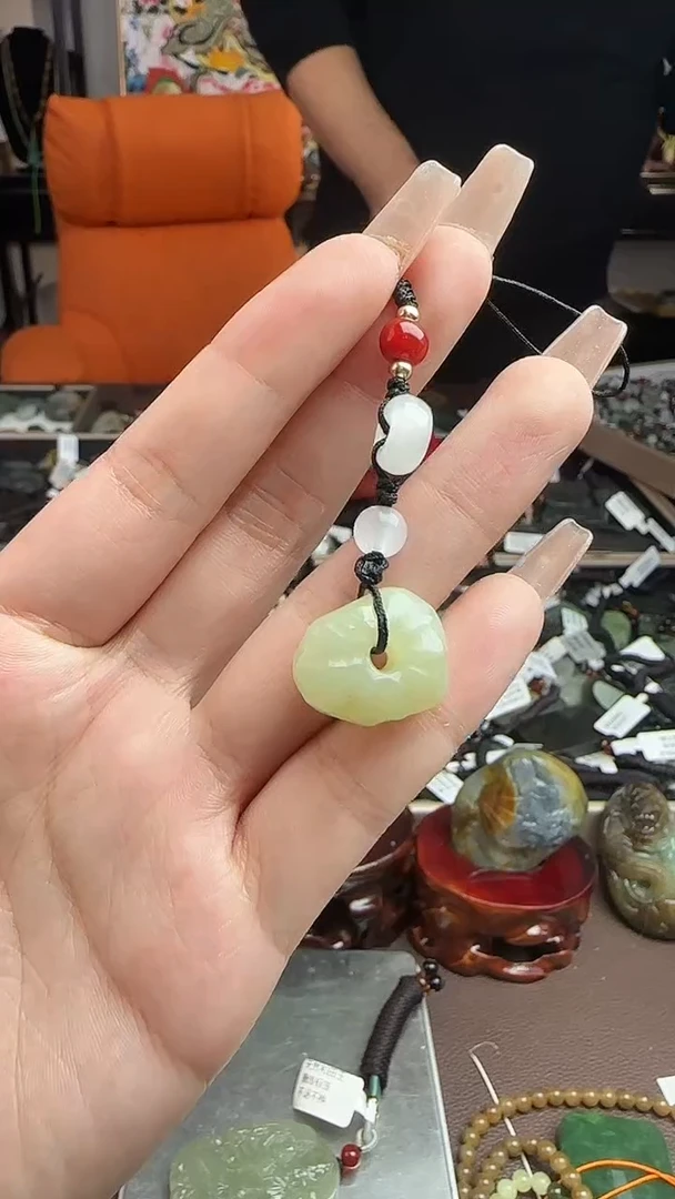 颈饰未镶嵌和田玉吊坠