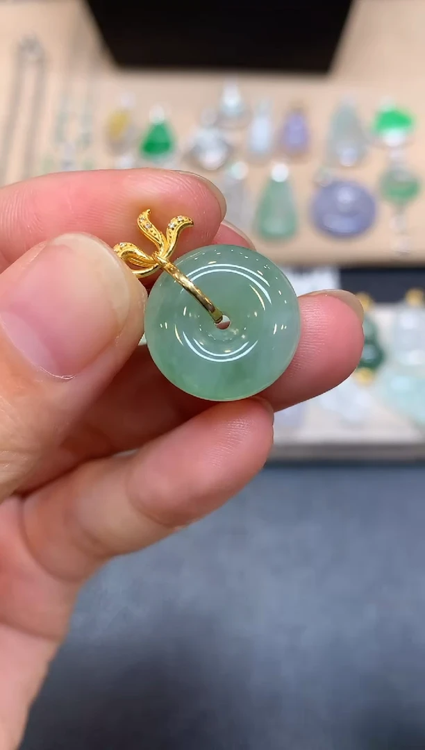 颈饰18K金镶嵌翡翠平安扣【无服务费