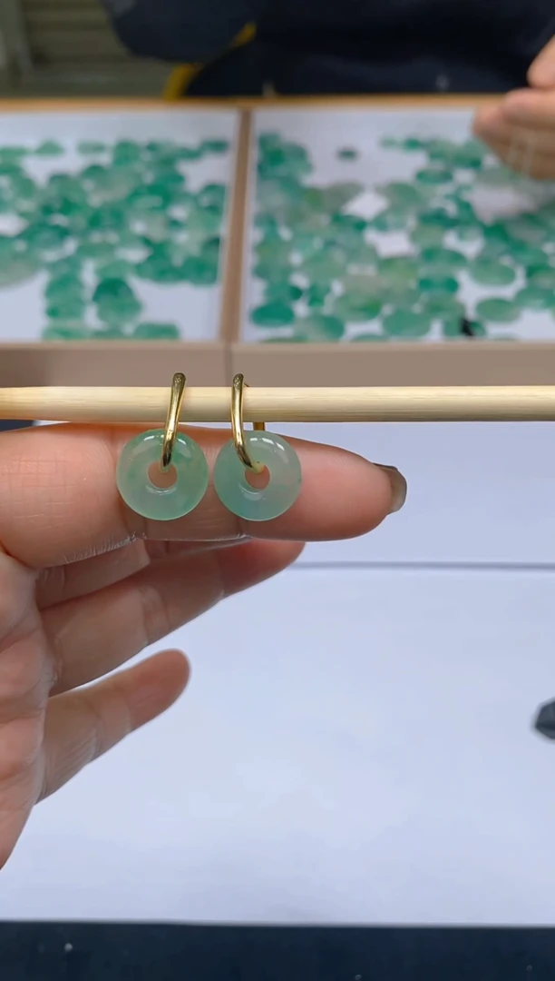 【闪购商品】石英质玉耳钉银S925镶嵌冰美人A货非洲翠