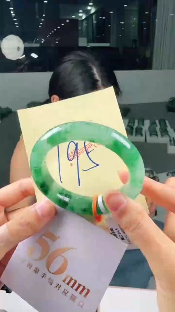 未镶嵌手镯石英质玉（非洲翠）有天然洒金亮片/矿点/棉线195