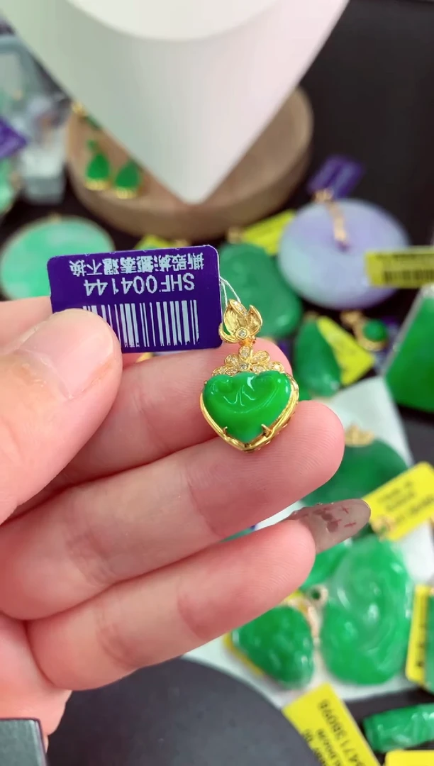 翡翠18K金镶嵌颈饰挂件