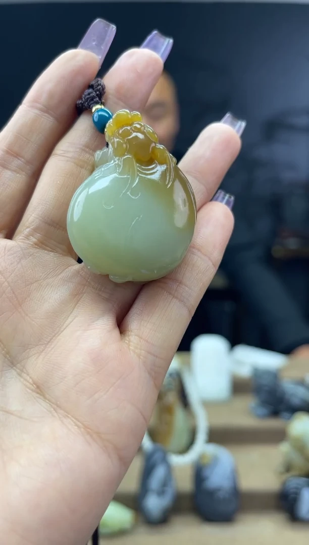 颈饰未镶嵌和田玉岁***。1