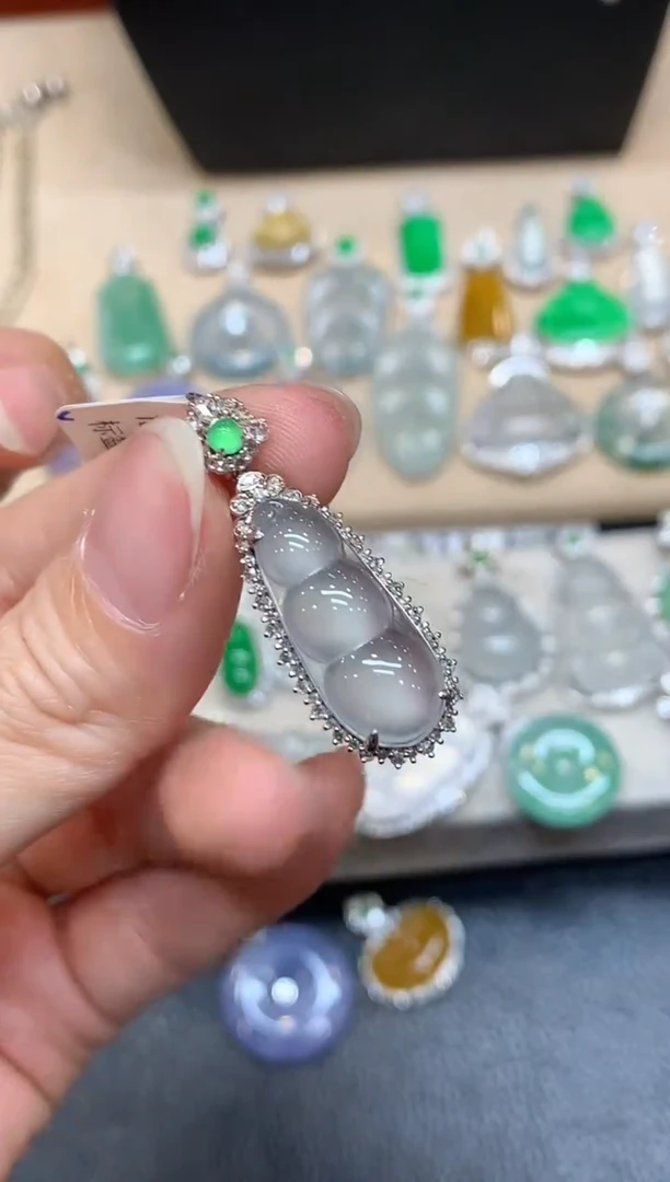 颈饰18K金镶嵌翡翠福豆【无服务费