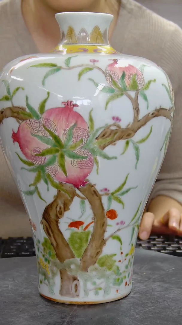 瓶粉彩石榴纹花卉梅瓶#5104#