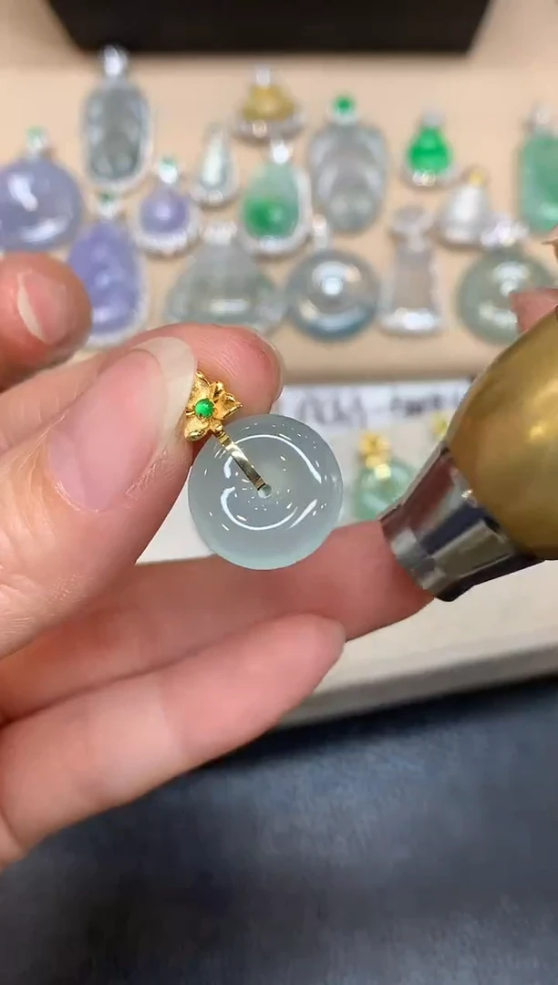 颈饰18K金镶嵌翡翠平安扣【无服务费