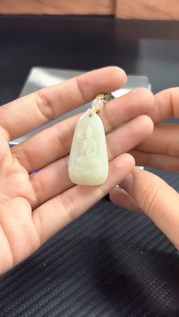 吊坠(赠链)未镶嵌和田玉且末微色差迪克兰一细