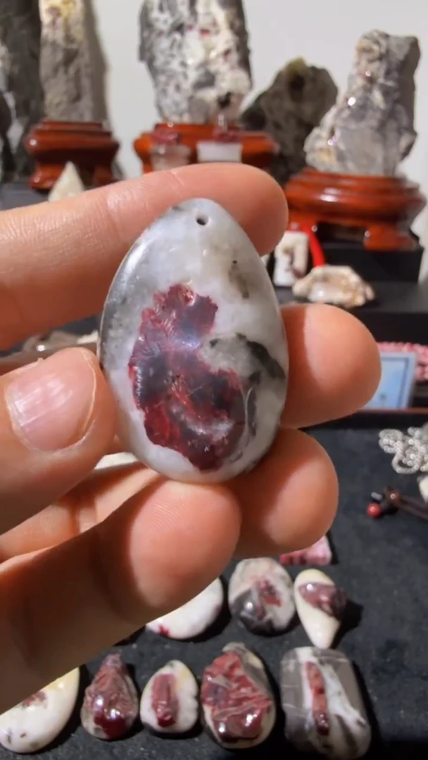 天然辰砂天然辰砂天然朱砂大晶砂随行吊坠