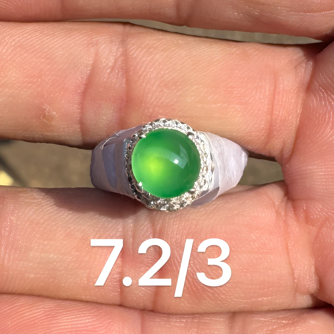 0214(小哪吒在源头)高冰种翡翠正圆果阳绿戒面干净肉细荧光足M120