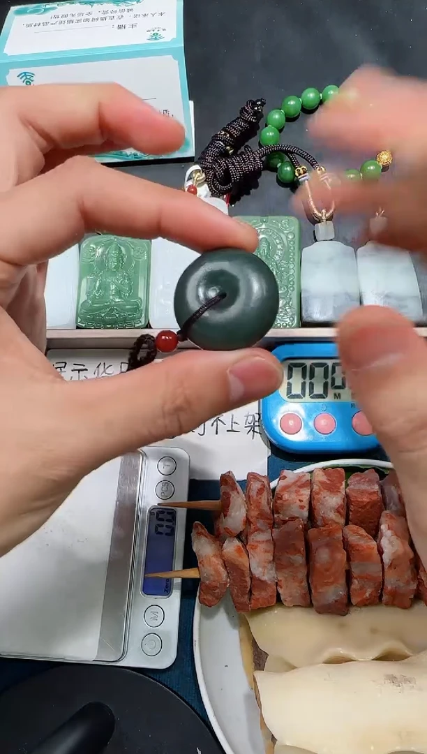 颈饰未镶嵌和田玉一****。吊坠