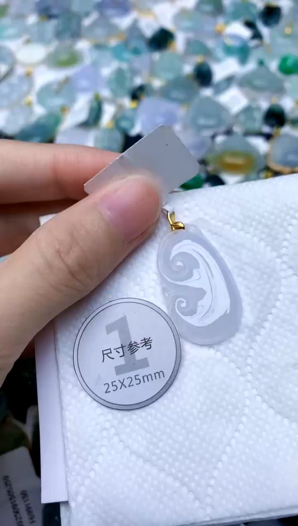 颈饰18K金镶嵌翡翠天然A货翡翠