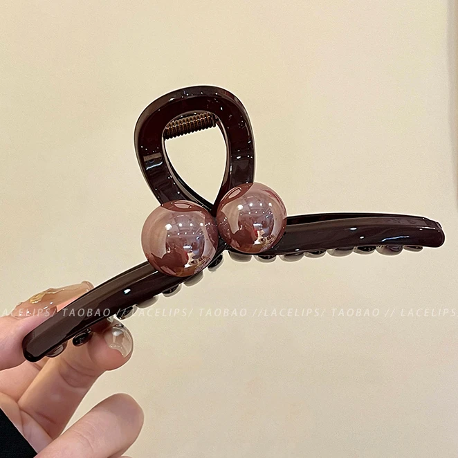 时尚深咖色抓夹女高级感珠珠发夹2025年新款后脑勺盘发鲨鱼夹子