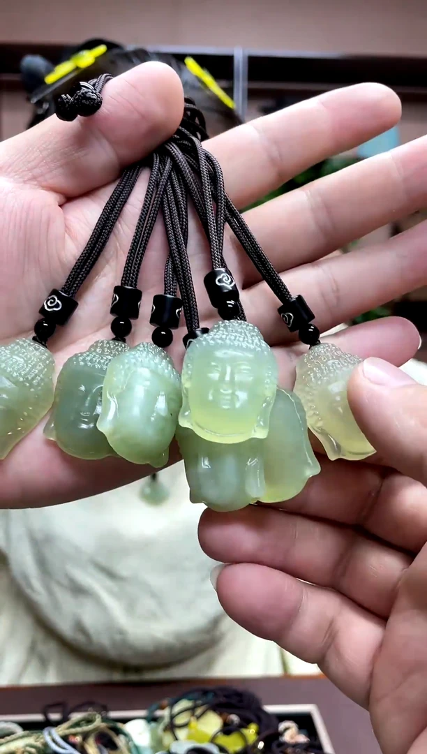 岫玉未镶嵌颈饰多样性发货发其中之一