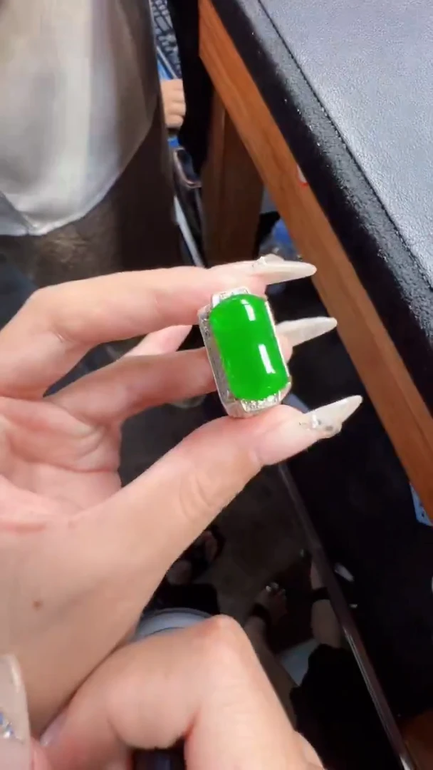 未镶嵌定制翡翠翡翠A货有轻微色差属于正常现象，戒指多样性发货1