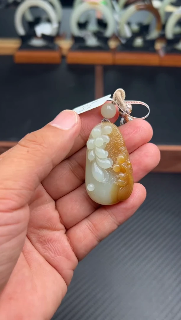 吊坠(赠链)未镶嵌和田玉且末微色差金山