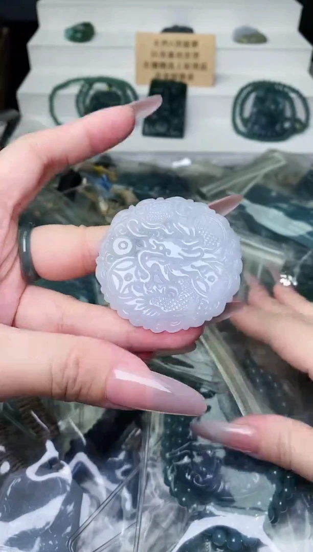 颈饰未镶嵌翡翠