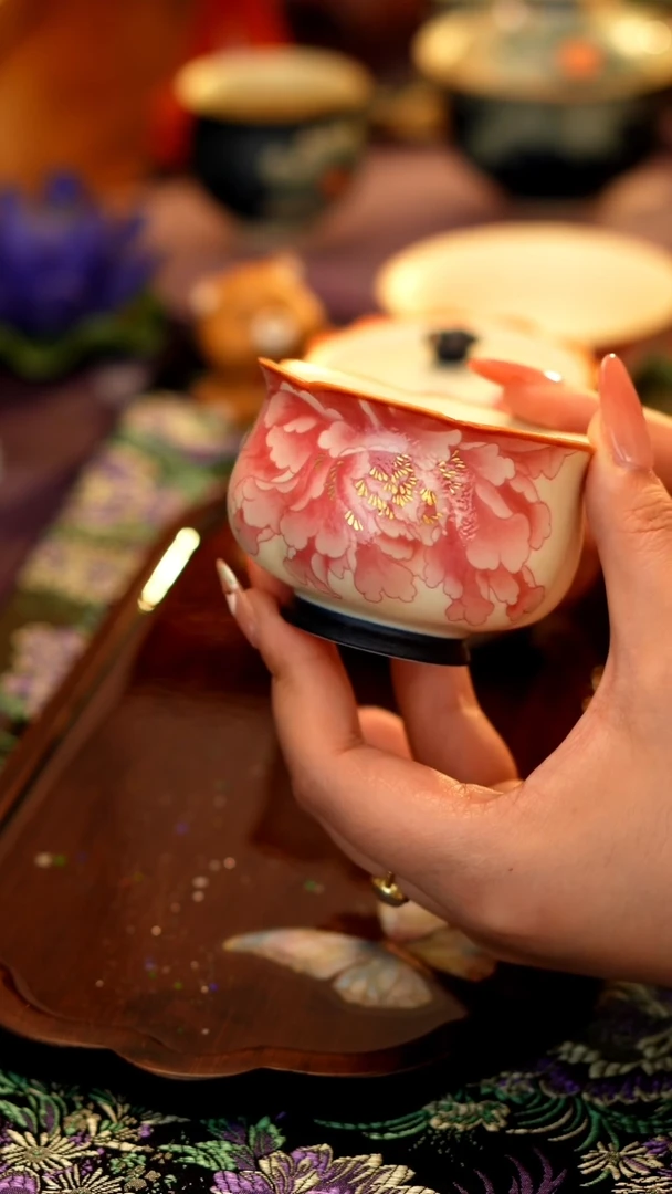 岩矿白牡丹花口杯········