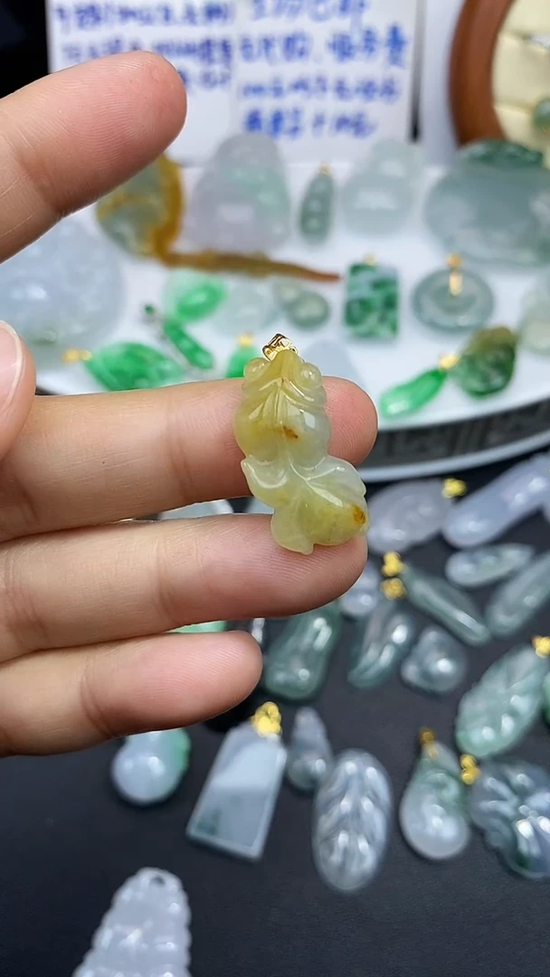 颈饰18K金镶嵌翡翠吊坠