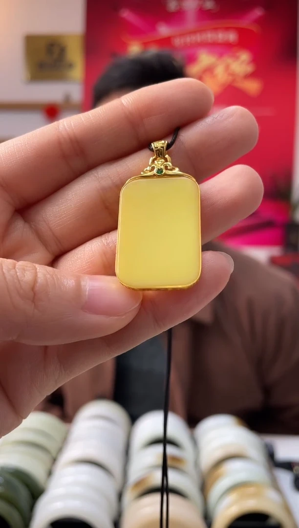 【闪购商品】和田玉颈饰18K金镶嵌高品鸡油黄无事牌发一件