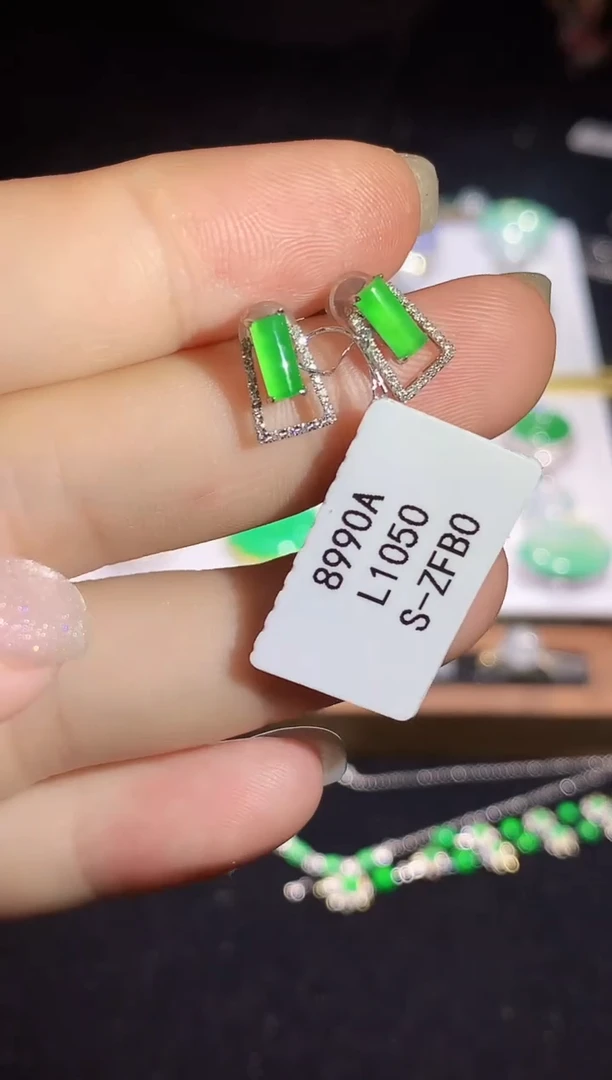 翡翠18K金镶嵌耳饰L1050多样性发其一