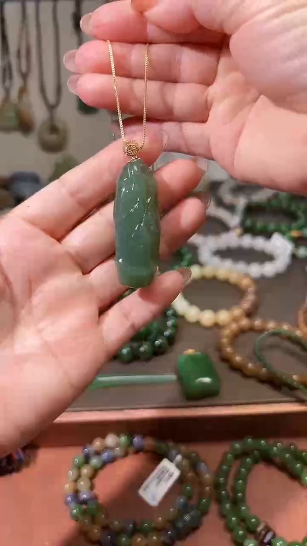 颈饰18K金镶嵌和田玉（碧玉）1