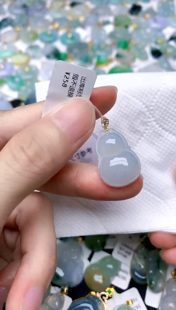 颈饰18K金镶嵌翡翠天然A货翡翠