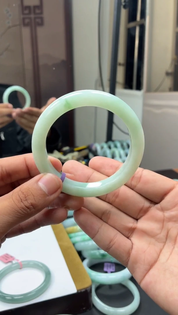 未镶嵌手镯翡翠泥鳅背甜果绿底 12号  56-57圈口 （微细纹）