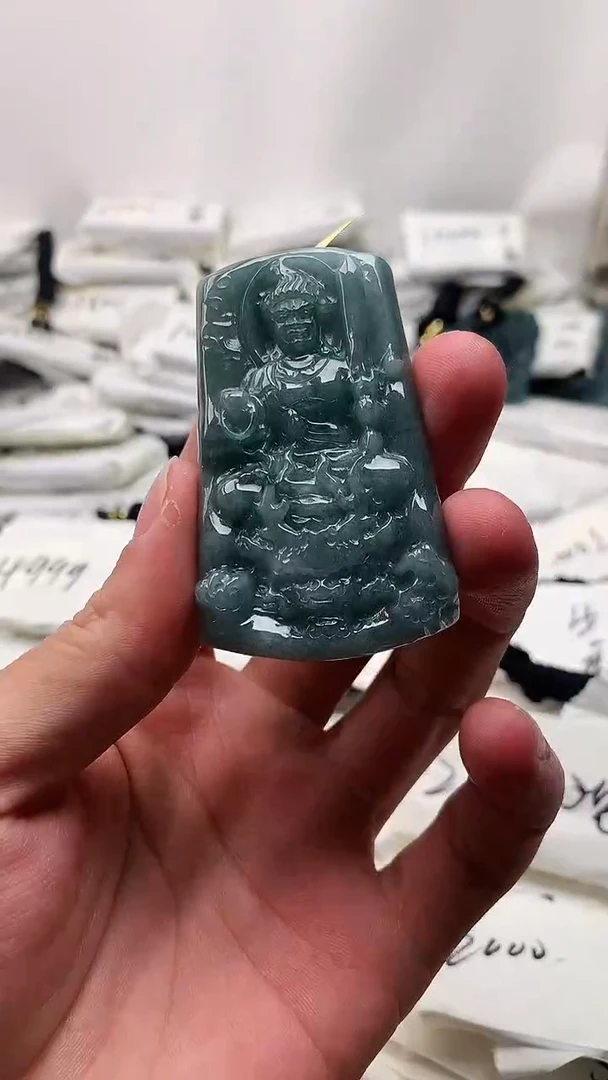 翡翠未镶嵌颈饰不动
